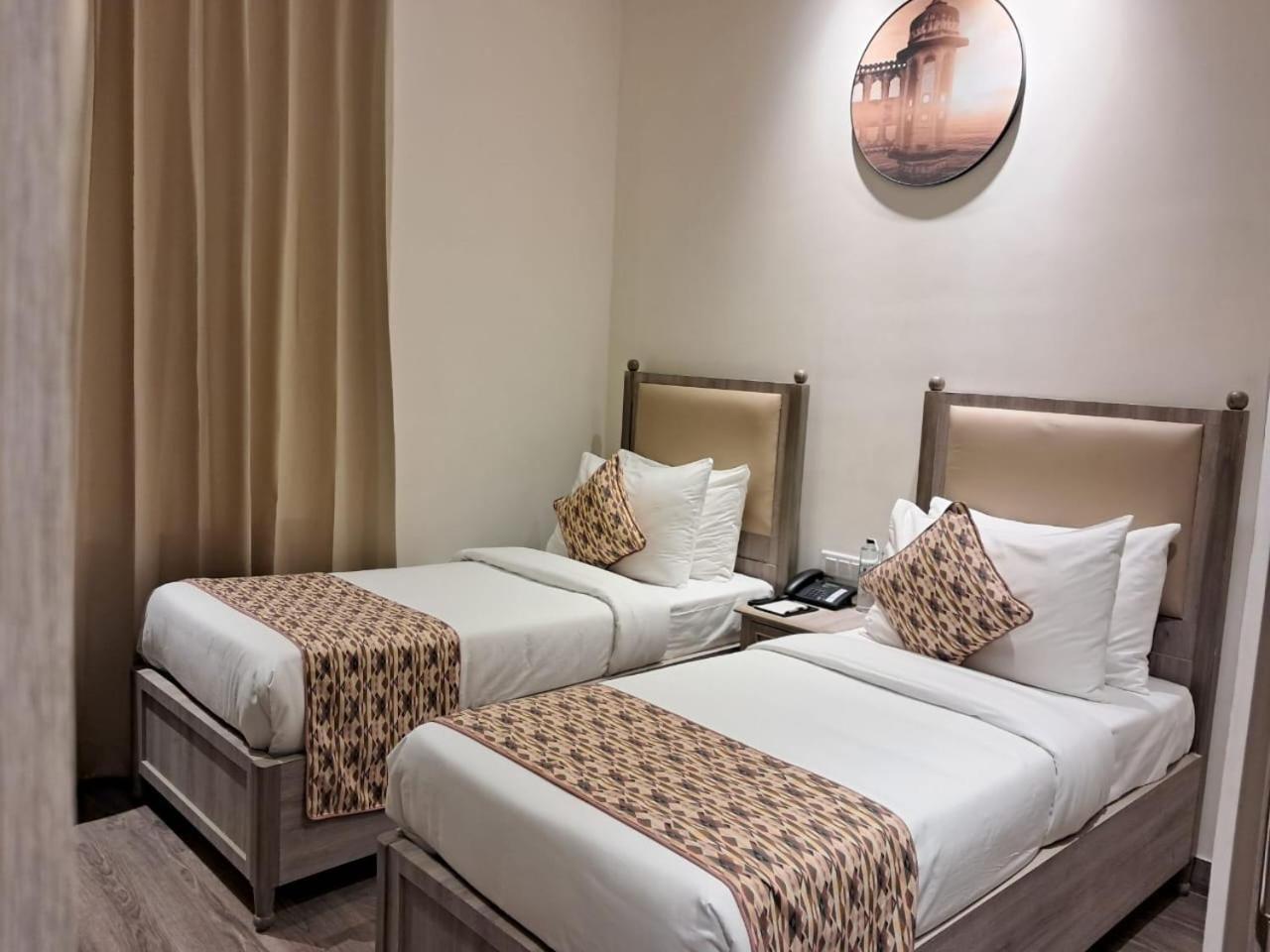 Rhythm Gurugram Hotel & Suites, Sohna Road Gurgaon Bagian luar foto