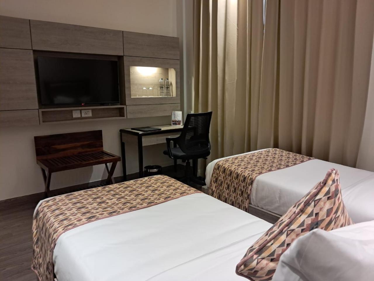 Rhythm Gurugram Hotel & Suites, Sohna Road Gurgaon Bagian luar foto